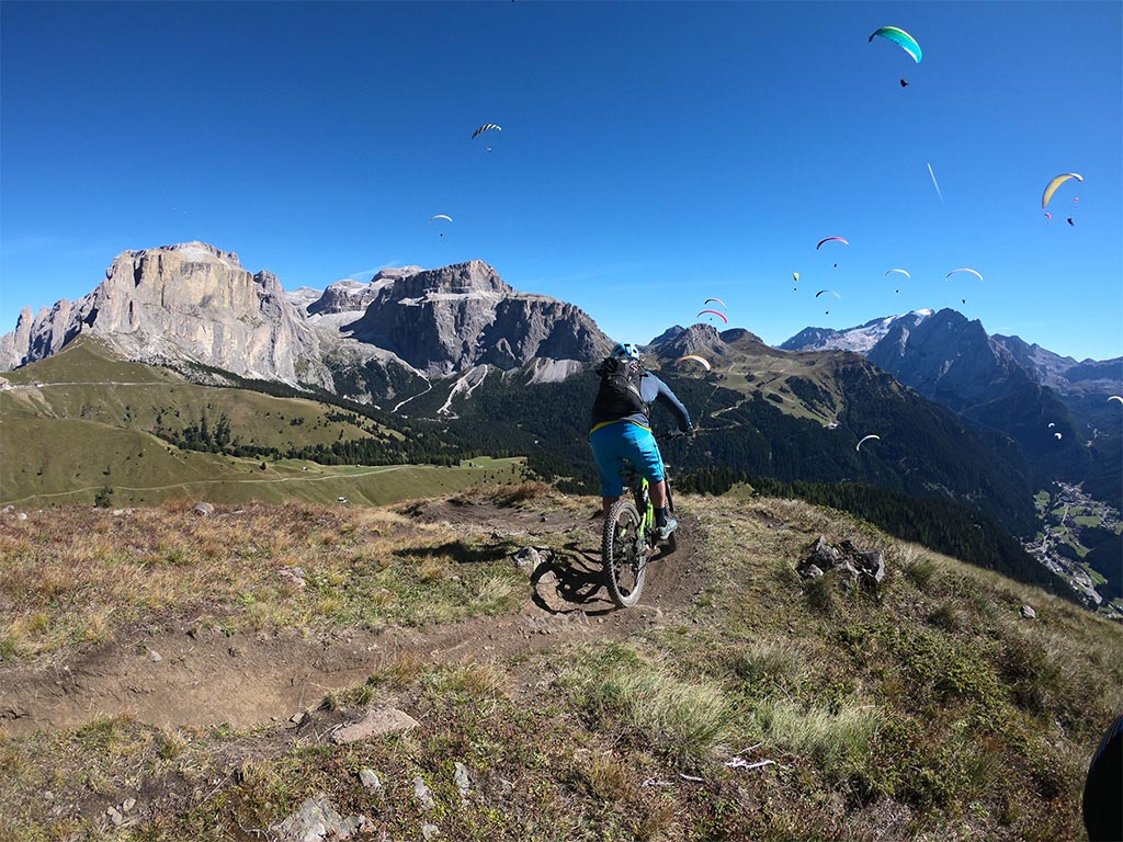 Mountainbiker auf dem Col Rodella - Paragleiter im Hintergrund